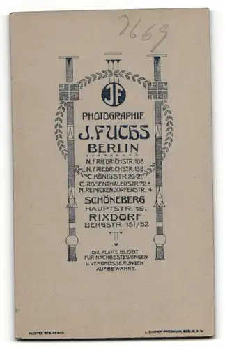 Fotografie J. Fuchs, Berlin, Portrait Konfirmandin mit Gebetsbuch und Blumenstrauss