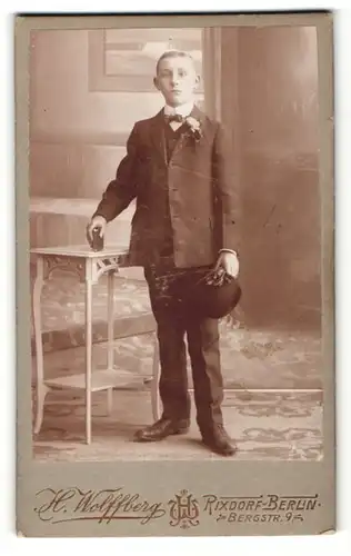 Fotografie H. Wolffberg, Berlin-Rixdorf, Portrait Knabe in festlichem Anzug mit Hut