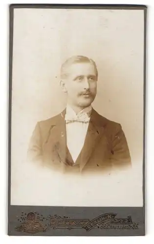 Fotografie Wilhelm Stein, Berlin-N, Portrait gutbürgerlicher Herr mit Oberlippenbart