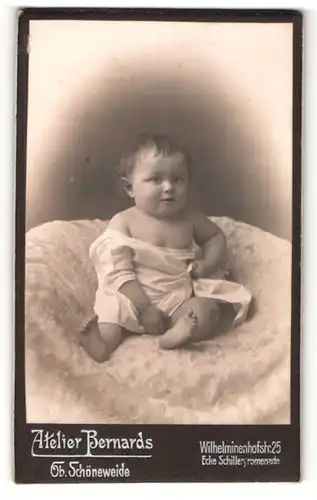 Fotografie Atelier Bernards, Berlin-Ob. Schöneweide, Portrait Säugling in Leibchen