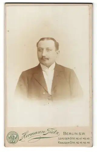 Fotografie Hermann Tietz, Berlin-SW, Portrait Herr mit Mittelscheitel in Abendgarderobe