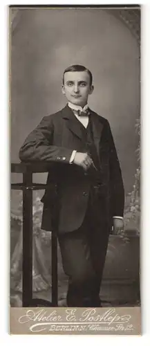 Fotografie E. Postlep, Berlin-N, Portrait junger Herr in modischem Anzug