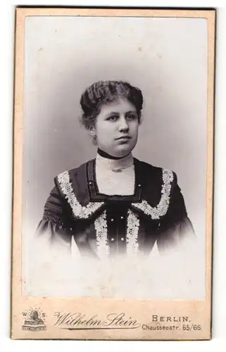 Fotografie Wilhelm Stein, Berlin-N, Portrait junge Dame mit zusammengebundenem Haar