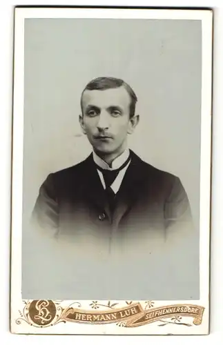 Fotografie Hermann Luh, Seifhennersdorf, Portrait junger Mann in Anzug mit Krawatte