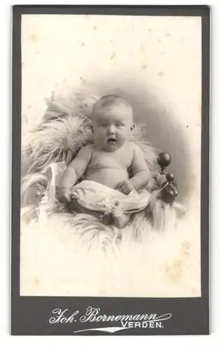 Fotografie Joh. Bornemann, Verden, Portrait Säugling mit Leibchen