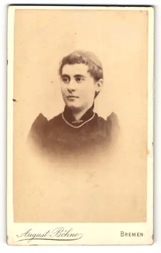 Fotografie August Böhne, Bremen, Portrait junge Frau mit zusammengebundenem Haar