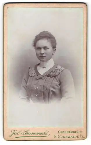 Fotografie Jul. Grunewald, Oberneukirch & Cunewalde i/S, Portrait junge bürgerliche Dame