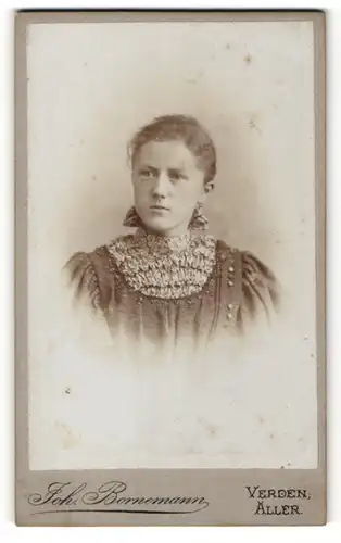 Fotografie Joh. Bornemann, Verden a/Aller, Portrait junge Frau mit zusammengebundenem Haar