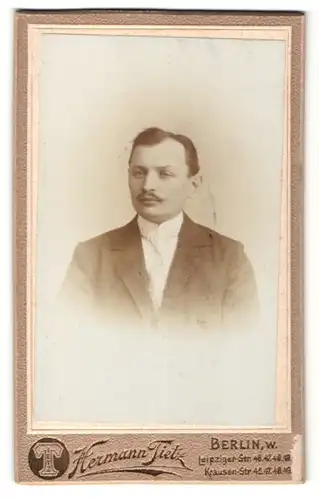 Fotografie Hermann Tietz, Berlin-W, Portrait junger Herr in Anzug mit Krawatte