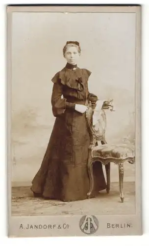 Fotografie A. Jandirf & Co., Berlin, Frau stehend im Kleid mit Kopfschmuck