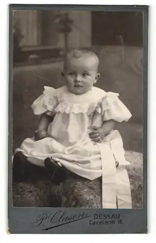 Fotografie P. Clasen, Dessau, Baby im Kleidchen auf Hocker sitzend
