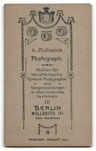 Fotografie A. Kulhanek, Berlin, Frau im Kleid stehend mit Blumenstrauss in der Hand