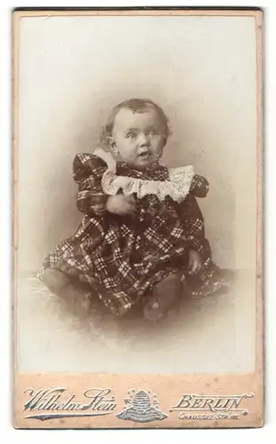 Fotografie Wilhelm Stein, Berlin, Baby im Kleidchen sitzend