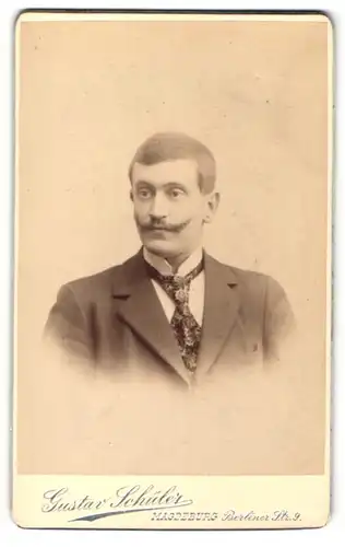 Fotografie Gustav Schüler, Magdeburg, Mann im Anzug mit Binder und auffälligem Moustache Bart