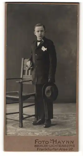 Fotografie Adolf Haynn, Berlin, junger Mann im Anzug mit Hut in der Hand