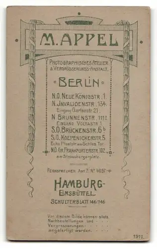 Fotografie M. Appel, Berlin, junger Mann im Anzug stehend mit Handschuhen und Buch in der Hand