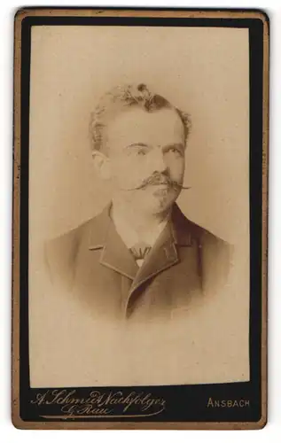 Fotografie A. Schmidt Nachfolger G. Rau, Ansbach, Mann im Anzug mit Moustache Bart