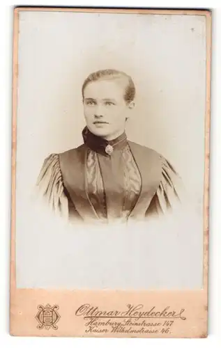 Fotografie Ottmar Heydecker, Hamburg, junge Frau im Kleid mit hohem Kragen und Brosche daran