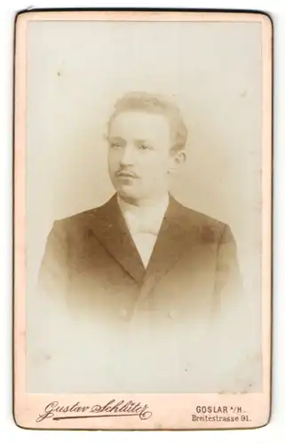 Fotografie Gustav Schlüter, Goslar a / H., Portrait junger Herr im Anzug mit Fliege u. Schnurrbart