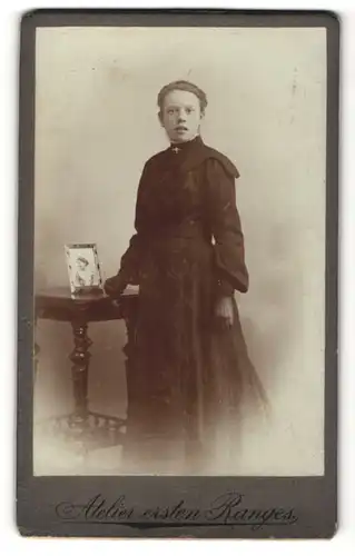 Fotografie Atelier ersten Ranges, unbekannter Ort, Portrait junge Dame im eleganten Kleid mit Handschuhen