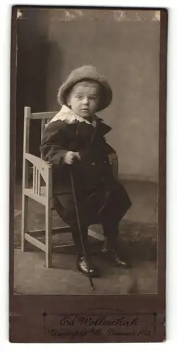 Fotografie E. Wolleschak, Weissenfels a / S., Portrait kleines Mädchen mit Hut u. Stock auf Stuhl sitzend