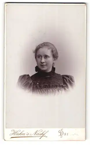 Fotografie Hahn`s Nachf., Dresden, Portrait junge Frau mit zusammengebundenem Haar