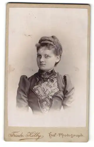 Fotografie Friedr. Kolby, Plauen i/V, Portrait Fräulein mit zusammengebundenem Haar