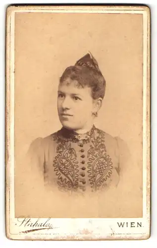 Fotografie Stahala, Wien, Portrait junge Dame mit zusammengebundenem Haar