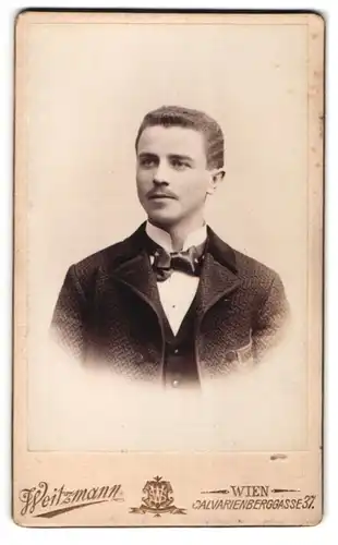 Fotografie Weitzmann, Wien, Portrait junger Herr in Anzug mit Fliege