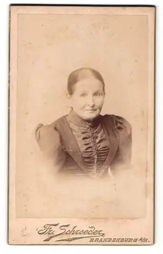 Fotografie Fr. Schroeder, Brandenburg a/H, Portrait betagte Dame mit zusammengebundenem Haar