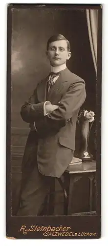 Fotografie R. Steinbacher, Salzwedel & Lüchow, Portrait junger Herr in Anzug mit Krawatte
