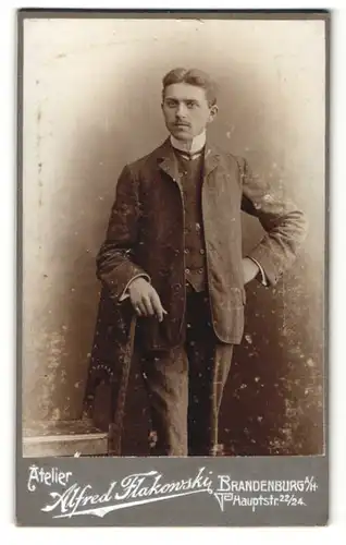 Fotografie Alfred Flakowski, Brandenburg a/H, Portrait junger Herr in Anzug