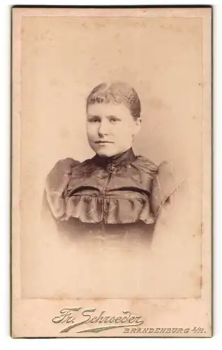 Fotografie Fr. Schroeder, Brandenburg a/H, Portrait junge Frau mit zusammengebundenem Haar
