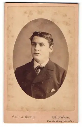 Fotografie Selle & Kuntze, Potsdam, Portrait junger Herr mit zurückgekämmtem Haar