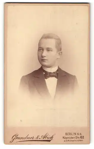 Fotografie Grundner & Abich, Berlin-SO, Portrait junger Mann in Abendgarderobe