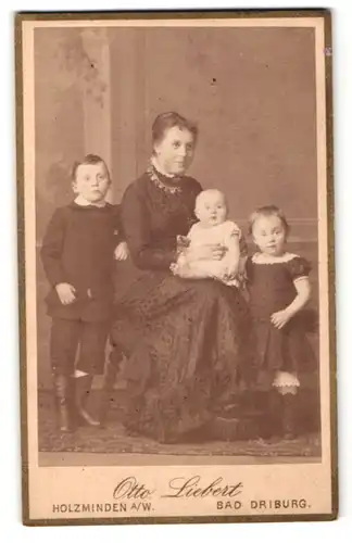 Fotografie Otto Liebert, Holzminden, Mutter mit Baby nebst Kindern beim Fotograf