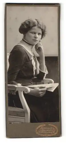 Fotografie Hermann Luh, Seifhennersdorf i. S., junge Dame im eleganten Kleid