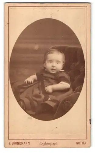 Fotografie F. Grundmann, Gotha, Baby auf Sessel sitzend