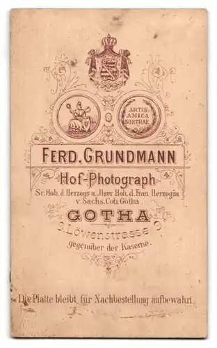 Fotografie F. Grundmann, Gotha, Baby auf Sessel sitzend