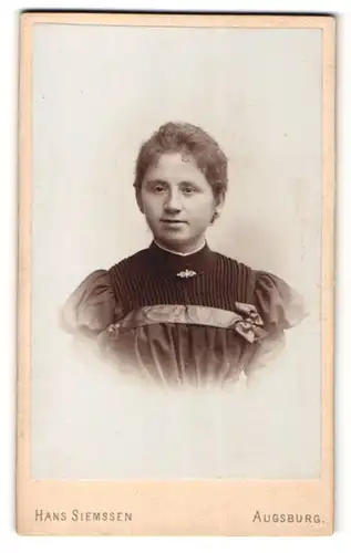 Fotografie Hans Siemssen, Augsburg, Portrait junge Hausfrau mit Schmuck - Brosche