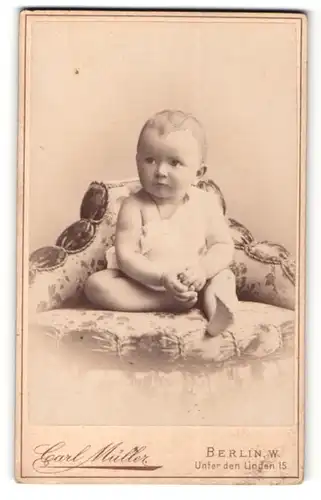 Fotografie Carl Müller, Berlin, Baby auf Sofa sitzend