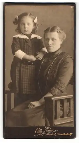 Fotografie Otto Hahn, Stendal, Mutter nebst Tochter beim Fotograf