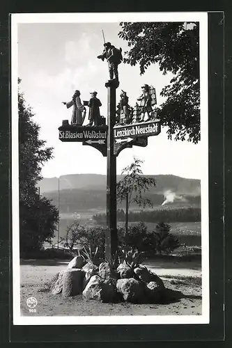AK Schluchsee, Wegweiser mit Schnitzereien nach Lenzkirch und St. Blasien