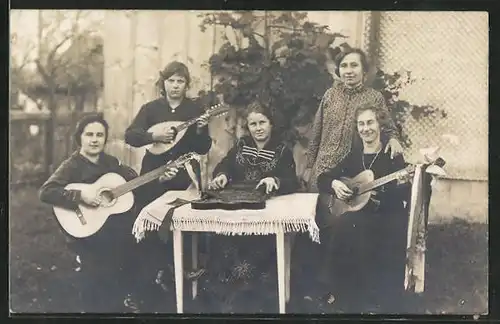 Foto-AK Frauen beim Musizieren mit Zither und Gitarren