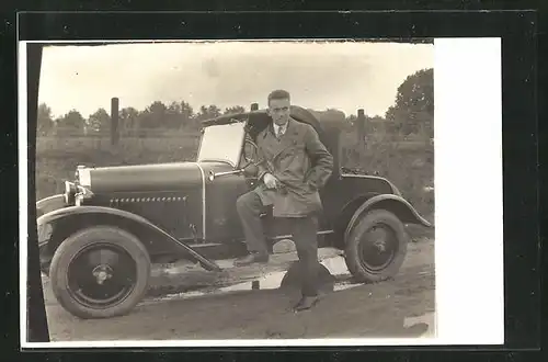 Foto-AK Mann vor seinem Opel auf einer Landstrasse
