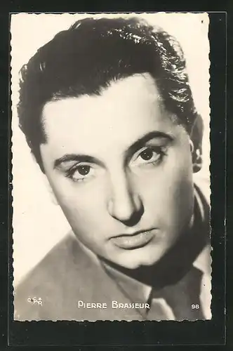 AK Schauspieler Pierre Brasseur mit ernsten Blick in die Kamera schauend