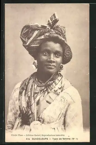 AK Guadeloupe, Type de femme, Frau mit kunstvoller Kopfbedeckung und Schmuck