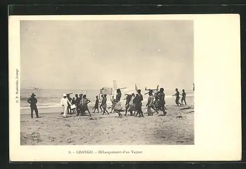 AK Loango, Debarquement d`un Vapeur, Menschen am Strand