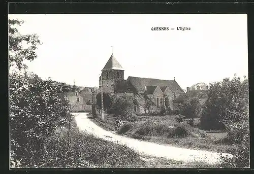 AK Quennes, L`Eglise, Blick auf Kirche über Landstrasse