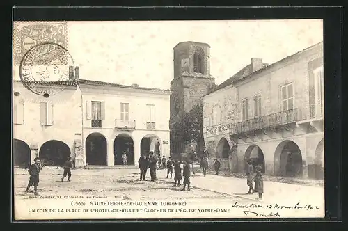 AK Sauveterre-de-Guienne, Un coin de la Place de L`Hotel-de-Ville et Clocher de L`Eglise Notre Dame
